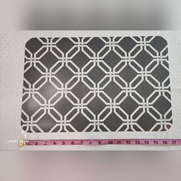 🏖 Gray White Easy Wipe Vinyl Placemat Lattice Grey - Picture 1 of 3